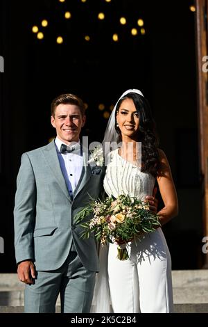 Frisch vermählt wurde der Belgier Remco Evenepoel und Oumaima Oumi Rayane, abgebildet nach der Hochzeit des belgischen Radfahrers Remco Evenepoel und Oumi Rayane, Freitag, 07. Oktober 2022 in Dilbeek, Belgien. BELGA FOTO JASPER JACOBS Stockfoto