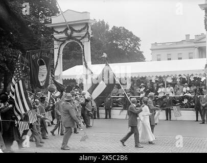 Konföderierte Reunion - W.E. Payne, mit Kampfflagge, 1917. US-Präsident Woodrown Wilson und Edith Wilson, Vizepräsident Thomas R. Marshall. Militärparade und Veteranen des Bürgerkriegs, Washington D.C. (Hinweis Tar Heels Banner aus North Carolina). Stockfoto