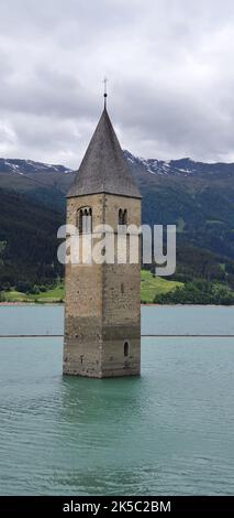 Der Glockenturm von Curon tauchte im Reschensee im Vinschgau unter Stockfoto