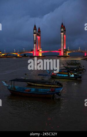 Kuala Terengganu, Malaysia - 2022. Oktober: Blick auf die Kuala Terengganu Zugbrücke am 4. Oktober 2022 in Terengganu, Malaysia. Stockfoto