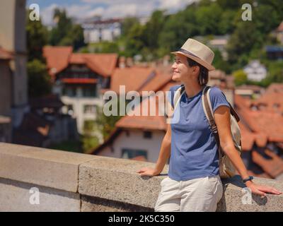 Wir hatten einen tollen Urlaub in der Schweiz, Bern. Dame, die Touristenattraktionen und Sehenswürdigkeiten besucht. Frau auf der Spitze der Stadtlandschaft Blick auf die Altstadt von Bern Stockfoto