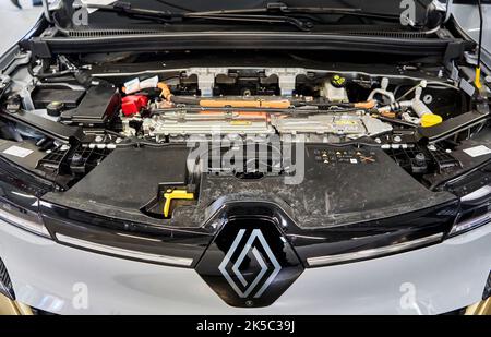 Reanult Elektroauto mit geöffneter Haube, das die umweltfreundliche Gestaltung des Innenlebens des Elektroautos enthüllt, Hannover, Deutschland, S Stockfoto