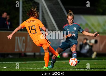 Zeist - Marisa Olislagers of Holland Women, Esmee de Graaf von Feyenoord V1 während des Spiels zwischen Oranje Vrouwen und Feyenoord V1 auf dem KNVB Campus am 7. Oktober 2022 in Zeist, Niederlande. (Box zu Box Pictures/Tom Bode) Stockfoto