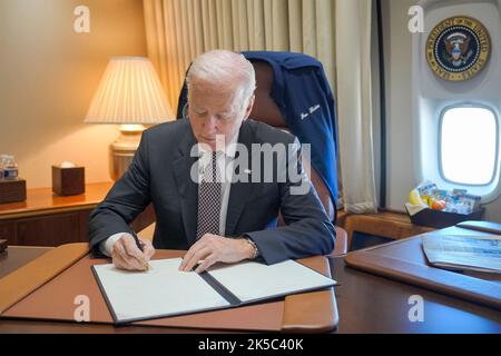 Poughheepfsie, Usa. 06. Oktober 2022. Der US-Präsident Joe Biden unterzeichnet in seinem Büro an Bord der Air Force One am 6. Oktober 2022 auf dem Weg nach Poughkestepfie, New York, eine Begnadigung für alle Personen, die wegen einfachen Marihuanabesitzes nach Bundesgesetz verurteilt wurden. Bild: Adam Schultz/White House Photo/Alamy Live News Stockfoto