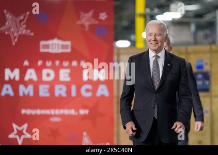 Poughheepfsie, Usa. 06. Oktober 2022. US-Präsident Joe Biden kommt am 6. Oktober 2022 in Poughkepfsie, New York, zu einer Rede in einem IBM-Werk. Biden setzte sich für seinen Chips Act ein, der die US-Halbleiterchip-Fertigung ankurbelt, da IBM Pläne ankündigte, $20 Milliarden Dollar in die Expansion im Hudson Valley zu investieren. Bild: Adam Schultz/White House Photo/Alamy Live News Stockfoto