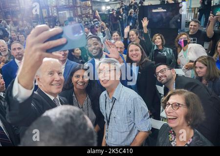 Poughheepfsie, Usa. 06. Oktober 2022. US-Präsident Joe Biden macht ein Selfie mit Mitarbeitern während eines Besuchs in einer IBM-Einrichtung am 6. Oktober 2022 in Poughkepfsie, New York. Biden setzte sich für seinen Chips Act ein, der die US-Halbleiterchip-Fertigung ankurbelt, da IBM Pläne ankündigte, $20 Milliarden Dollar in die Expansion im Hudson Valley zu investieren. Bild: Adam Schultz/White House Photo/Alamy Live News Stockfoto