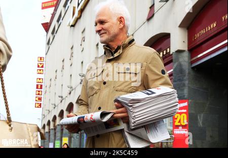 Weißrussland. 05. Oktober 2018. Die Nobelpreisträgerin Ales Bialiatski wurde in einem Bild gesehen, das den Medien vom Menschenrechtszentrum Viasna zur Verfügung gestellt wurde. Ales Bialiatski verteilt am 5. Oktober 2018 eine Sonderausgabe der Zeitung Narodnaya Wolya. (Foto vom Viasna Human Rights Center via Credit: SIPA USA/Alamy Live News Stockfoto