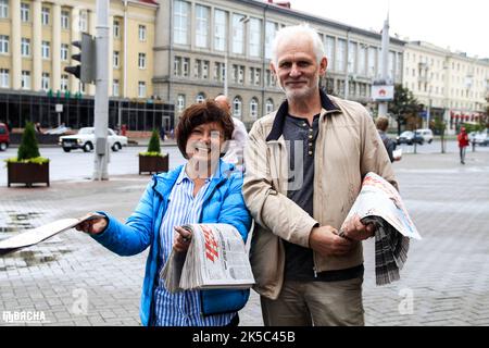 Weißrussland. 18.. Juli 2019. Die Nobelpreisträgerin Ales Bialiatski wurde in einem Bild gesehen, das den Medien vom Menschenrechtszentrum Viasna zur Verfügung gestellt wurde. Am 18. Juli 2019, am Internationalen Tag von Nelson Mandela, veranstalteten Menschenrechtsaktivisten von Viasna eine Informationskampagne auf den Straßen von Minsk mit der Verbreitung der Zeitung Narodnaya Wolya. (Foto vom Viasna Human Rights Center via Credit: SIPA USA/Alamy Live News Stockfoto