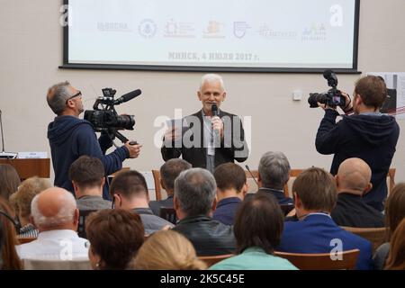 Weißrussland. 04.. Juli 2017. Die Nobelpreisträgerin Ales Bialiatski wurde in einem Bild gesehen, das den Medien vom Menschenrechtszentrum Viasna zur Verfügung gestellt wurde. Paralleles zivilgesellschaftliches Forum „ sechs Jahre nach dem Bericht des Moskauer OSZE-Mechanismus über die Menschenrechtslage in Belarus: Was hat sich geändert?“ Minsk, 4. Juli 2017. (Foto vom Viasna Human Rights Center via Credit: SIPA USA/Alamy Live News Stockfoto