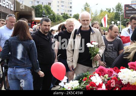 Weißrussland. 15. August 2020. Die Nobelpreisträgerin Ales Bialiatski wurde in einem Bild gesehen, das den Medien vom Menschenrechtszentrum Viasna zur Verfügung gestellt wurde. In Minsk, am 15. August 2020 an der U-Bahn-Station Puschkinskaja. Bei einer Protestkundgebung am 10. August wurde dem verstorbenen Demonstranten Alexander Tarkowski Auf Wiedersehen gesagt. (Foto vom Viasna Human Rights Center via Credit: SIPA USA/Alamy Live News Stockfoto