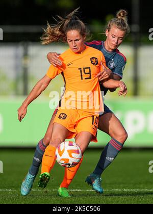 Zeist - Marisa Olislagers of Holland Women, Esmee de Graaf von Feyenoord V1 während des Spiels zwischen Oranje Vrouwen und Feyenoord V1 auf dem KNVB Campus am 7. Oktober 2022 in Zeist, Niederlande. (Box zu Box Pictures/Tom Bode) Stockfoto