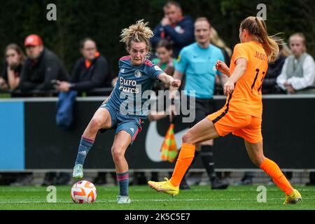 Zeist - Maxime Bennink von Feyenoord V1, Kayleigh van Dooren von den Holländern während des Spiels zwischen Oranje Vrouwen und Feyenoord V1 auf dem KNVB Campus am 7. Oktober 2022 in Zeist, Niederlande. (Box zu Box Pictures/Tom Bode) Stockfoto