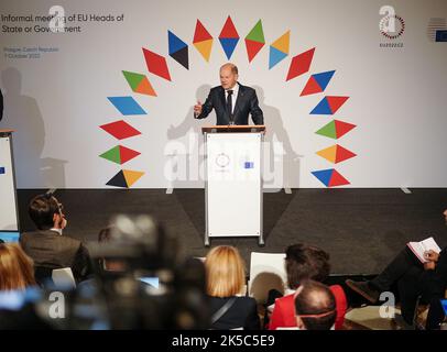 Prag, Tschechische Republik. 07. Oktober 2022. Bundeskanzler Olaf Scholz (SPD) hält nach dem informellen EU-Gipfel eine Pressekonferenz auf der Prager Burg ab. Themen sind der Krieg Russlands gegen die Ukraine, die Energiekrise und die wirtschaftliche Lage. Quelle: Kay Nietfeld/dpa/Alamy Live News Stockfoto