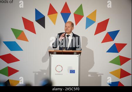 Prag, Tschechische Republik. 07. Oktober 2022. Bundeskanzler Olaf Scholz (SPD) hält nach dem informellen EU-Gipfel eine Pressekonferenz auf der Prager Burg ab. Themen sind der Krieg Russlands gegen die Ukraine, die Energiekrise und die wirtschaftliche Lage. Quelle: Kay Nietfeld/dpa/Alamy Live News Stockfoto