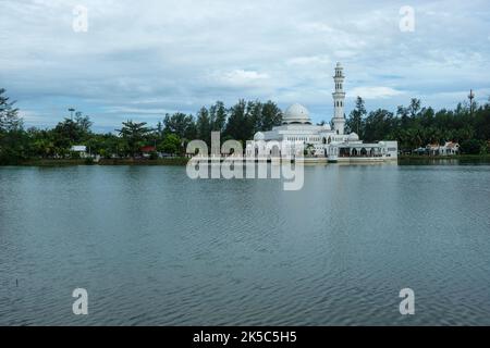 Kuala Terengganu, Malaysia - 2022. Oktober: Blick auf die Tengku Tengah Zaharah Moschee am 5. Oktober 2022 in Terengganu, Malaysia. Stockfoto