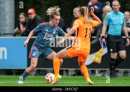 Zeist - Maxime Bennink von Feyenoord V1, Kayleigh van Dooren von den Holländern während des Spiels zwischen Oranje Vrouwen und Feyenoord V1 auf dem KNVB Campus am 7. Oktober 2022 in Zeist, Niederlande. (Box zu Box Pictures/Tom Bode) Stockfoto