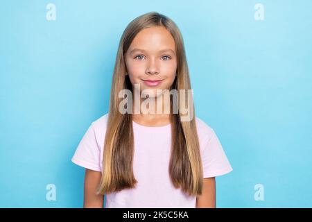 Foto von positiven nette nette Schülerin mit geraden Frisur tragen weißen T-Shirt machen Sie sich bereit für die Schule isoliert auf blauem Hintergrund Stockfoto