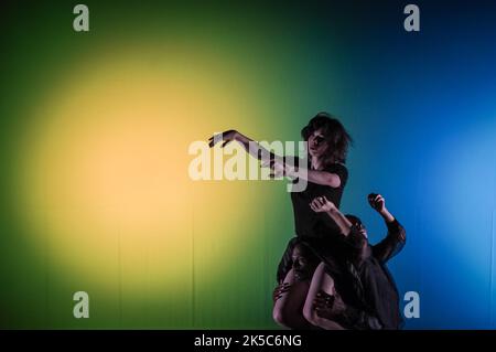 London, Großbritannien. 7.. Oktober 2022. Dance Umbrella 2022: ‘Reverie’ von Georgia Tegou & Michalis Theophanous am Platz. Die britische Premiere der griechischen Performer Tegou und Theophanous neues Werk ‘Reverie’ verbindet Bewegung und bildende Kunst. Das gefeierte Duo zaubert eine fantasiehafte Welt, in der Charaktere einen surrealen und wirbelnden Traumzustand hervorrufen. Das jährliche Flaggschiff-Festival für zeitgenössischen Tanz in London kehrt in diesem Jahr zurück und konzentriert sich dabei besonders auf intersektionale, vielfältige, innovative, internationale und nationale Tänzerinnen. Kredit: Guy Corbishley/Alamy Live Nachrichten Stockfoto