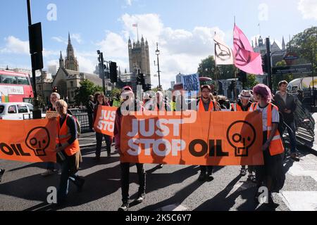 Whitehall, London, Großbritannien. 7. Okt 2022. Stoppen Sie einfach die Öldemonstranten in Westminster. Kredit: Matthew Chattle/Alamy Live Nachrichten Stockfoto