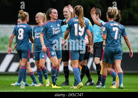 Zeist - Annouk Boshuizen von Feyenoord V1, Sophie Cobussen von Feyenoord V1, Maxime Bennink von Feyenoord V1, Zoi van de Ven von Feyenoord V1 während des Spiels zwischen Oranje Vrouwen gegen Feyenoord V1 auf dem KNVB Campus am 7. Oktober 2022 in Zeist, Niederlande. (Box zu Box Pictures/Tom Bode) Stockfoto