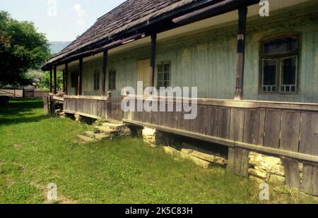 Bistrița-Năsăud County, Rumänien, 2000. Altes traditionelles Holzhaus mit langer Veranda. Stockfoto