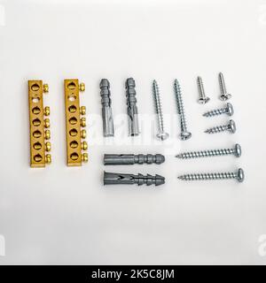 Satz Schrauben und Dübel zur Befestigung. Stockfoto
