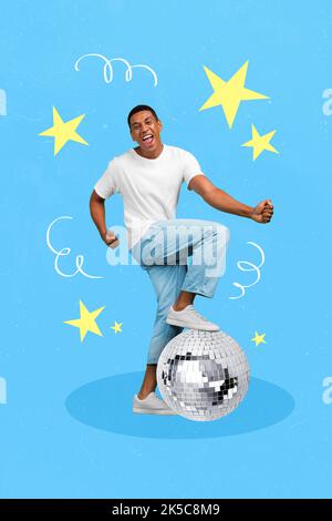 Vertikale Collage Porträt von positiven unachtsamen Kerl ein Bein Stand Disco Ball Zeichnung Sterne auf blauem Hintergrund isoliert Stockfoto