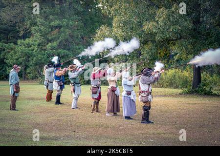 Mitglieder der Overmountain Victory Trail Association feuern eine Volley auf dem Cowpens National Battlefield, South Carolina. Stockfoto