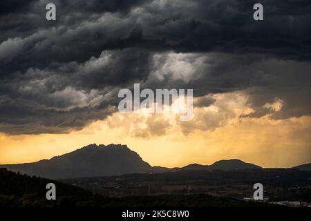 Heftiger Regensturm auf dem Berg Montserrat in der Provinz Barcelona in Katalonien, Spanien Stockfoto