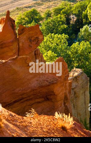 Landschaft im Provençal Colorado bei Rustrel in der Provence in Frankreich Stockfoto