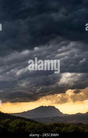 Heftiger Regensturm auf dem Berg Montserrat in der Provinz Barcelona in Katalonien, Spanien Stockfoto