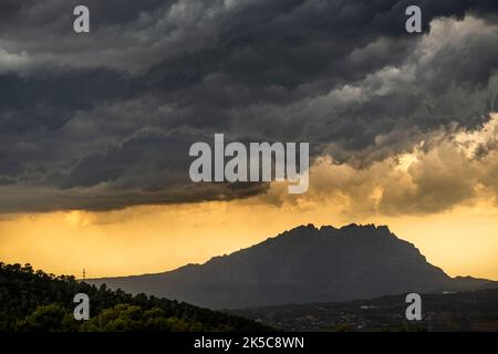 Heftiger Regensturm auf dem Berg Montserrat in der Provinz Barcelona in Katalonien, Spanien Stockfoto