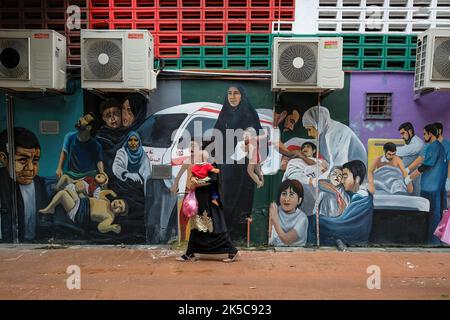 Kota Bharu, Malaysia - 2022. Oktober: Eine Frau, die am 7. Oktober 2022 in Kelantan, Malaysia, eine Straße entlang in Kota Bharu geht. Stockfoto