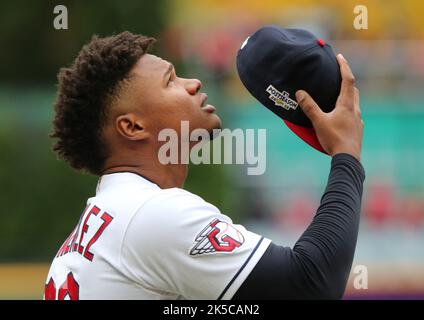 Cleveland, USA. 07. Oktober 2022. Der Cleveland Guardians Oscar Gonzalez schaut nach der Nationalhymne, bevor am Freitag, den 7. Oktober 2022, das AL Wild Card-Spiel gegen die Tampa Bay Rays im Progressive Field in Cleveland, Ohio, startet. Foto von Aaron Josefczyk/UPI Credit: UPI/Alamy Live News Stockfoto