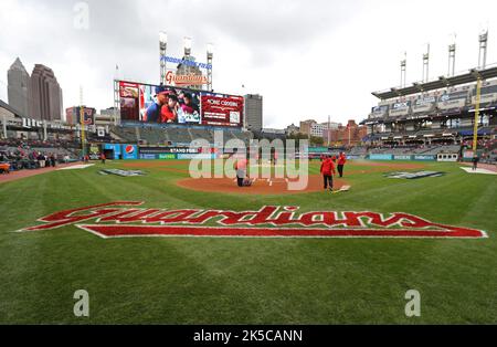 Cleveland, USA. 07. Oktober 2022. Die Bodencrew der Cleveland Guardians bereitet das Feld für ein AL Wild Card-Spiel gegen die Tampa Bay Rays im Progressive Field in Cleveland, Ohio, am Freitag, den 7. Oktober 2022 vor. Foto von Aaron Josefczyk/UPI Credit: UPI/Alamy Live News Stockfoto