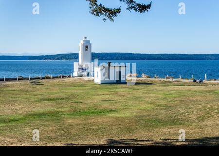 Der Leuchtturm in der Nähe des Wassers bei Brown's Point, Washington. Stockfoto