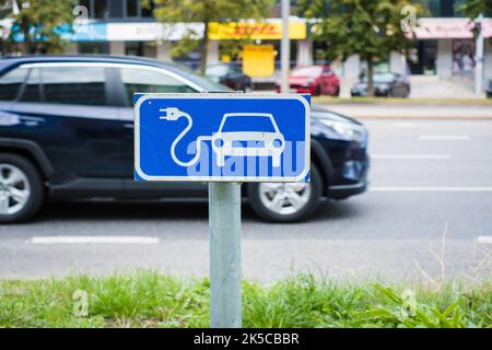 Verkehrsschild für Ladestationen für öffentliche Elektrofahrzeuge. Stockfoto