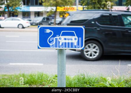 Verkehrsschild für Ladestationen für öffentliche Elektrofahrzeuge. Stockfoto