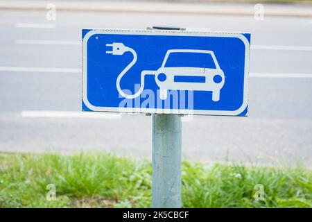 Verkehrsschild für Ladestationen für öffentliche Elektrofahrzeuge. Stockfoto