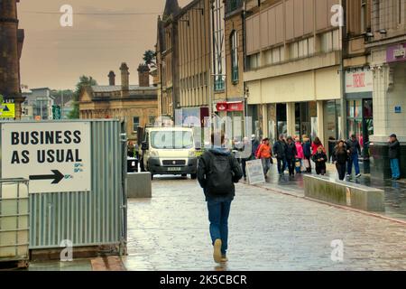 Paisley, Glasgow, Schottland, Großbritannien 7.. Oktober 2022. Wetter in Großbritannien: Starker Regen sah Elend auf den Straßen, als die Einheimischen in der Hauptstraße einer Stadt, die unter einer 20-jährigen Rezession leidet, ihre Geschäfte machten. Credit Gerard Ferry/Alamy Live News Stockfoto