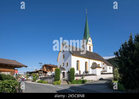 Dorfansicht Ellmau mit der Pfarrkirche 'zum St. Michael', Bezirk Kufstein, Tirol, Österreich Stockfoto