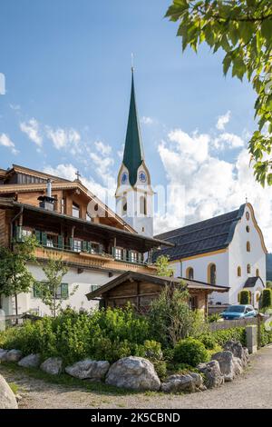 Dorfansicht Ellmau mit der Pfarrkirche 'zum St. Michael', Bezirk Kufstein, Tirol, Österreich Stockfoto