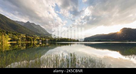 Blick über den Walchsee, links das Kaisergebirge mit dem Zahmen Kaiser, Kaiserwinkl, Tirol, Österreich Stockfoto