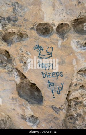 Name der Kletterroute 'Happy Bizeps to you!' Auf Felsen gemalt im Klettergebiet Schleierwasserfall am Wilden Kaiser, Kaisergebirge, Kreis Kitzbühel, Tirol, Österreich Stockfoto