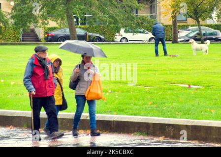 Paisley, Glasgow, Schottland, Großbritannien 7.. Oktober 2022. Wetter in Großbritannien: Starker Regen sah Elend auf den Straßen, als die Einheimischen in der Hauptstraße einer Stadt, die unter einer 20-jährigen Rezession leidet, ihre Geschäfte machten. Credit Gerard Ferry/Alamy Live News Stockfoto