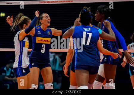 Rotterdam, Niederlande. 07. Oktober 2022. Alessia Gennari aus Italien feiert einen Punkt mit ihren Teamkollegen während des Pool E Phase 2-Spiels zwischen Italien und Argentinien am 14. Tag der FIVB Volleyball Womens World Championship 2022 bei der Rotterdam Ahoy am 7. Oktober 2022 in Rotterdam, Niederlande (Foto von Rene Nijhuis/Orange Pictions) Quelle: Orange Pics BV/Alamy Live News Stockfoto