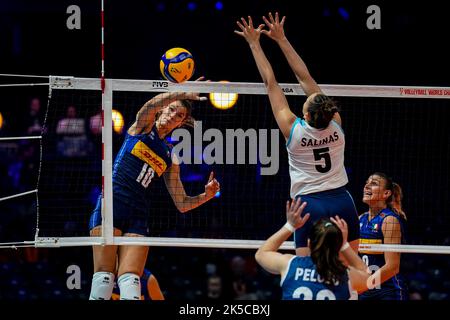 Rotterdam, Niederlande. 07. Oktober 2022. Cristina Chirichella aus Italien spielt den Ball, während Candela Sol Salinas aus Argentinien beim Pool E Phase 2-Spiel zwischen Italien und Argentinien am 14. Tag der Volleyball-Weltmeisterschaft der Frauen 2022 bei der Rotterdam Ahoy am 7. Oktober 2022 in Rotterdam, Niederlande, blockiert (Foto von Rene Nijhuis/Orange Picics) Quelle: Orange Pics BV/Alamy Live News Stockfoto