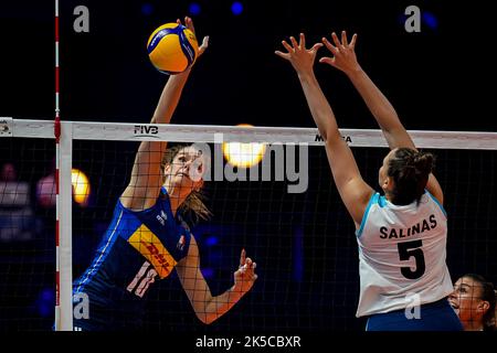 Rotterdam, Niederlande. 07. Oktober 2022. Cristina Chirichella aus Italien spielt den Ball, während Candela Sol Salinas aus Argentinien beim Pool E Phase 2-Spiel zwischen Italien und Argentinien am 14. Tag der Volleyball-Weltmeisterschaft der Frauen 2022 bei der Rotterdam Ahoy am 7. Oktober 2022 in Rotterdam, Niederlande, blockiert (Foto von Rene Nijhuis/Orange Picics) Quelle: Orange Pics BV/Alamy Live News Stockfoto