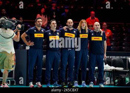 Rotterdam, Niederlande. 07. Oktober 2022. Davide Mazzanti aus Italien stellt sich mit seinen Mitarbeitern für die Nationalhymne während des Pool-E-Phase-2-Spiels zwischen Italien und Argentinien am 14. Tag der FIVB-Volleyball-Frauen-Weltmeisterschaft 2022 beim Rotterdam Ahoy am 7. Oktober 2022 in Rotterdam, Niederlande, an (Foto von Rene Nijhuis/Orange Picics) Quelle: Orange Pics BV/Alamy Live News Stockfoto