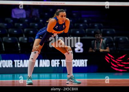 Rotterdam, Niederlande. 07. Oktober 2022. Alessia Gennari aus Italien wartet darauf, dass der Aufschlag während des Pool-E-Phase-2-Spiels zwischen Italien und Argentinien am 14. Tag der FIVB-Volleyball-Womens-Weltmeisterschaft 2022 beim Rotterdam Ahoy am 7. Oktober 2022 in Rotterdam, Niederlande, gespielt wird (Foto von Rene Nijhuis/Orange Pictions) Quelle: Orange Pics BV/Alamy Live News Stockfoto